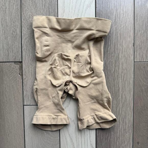 Skims seamless sculpt mid thigh shorts - Picture 2 of 5